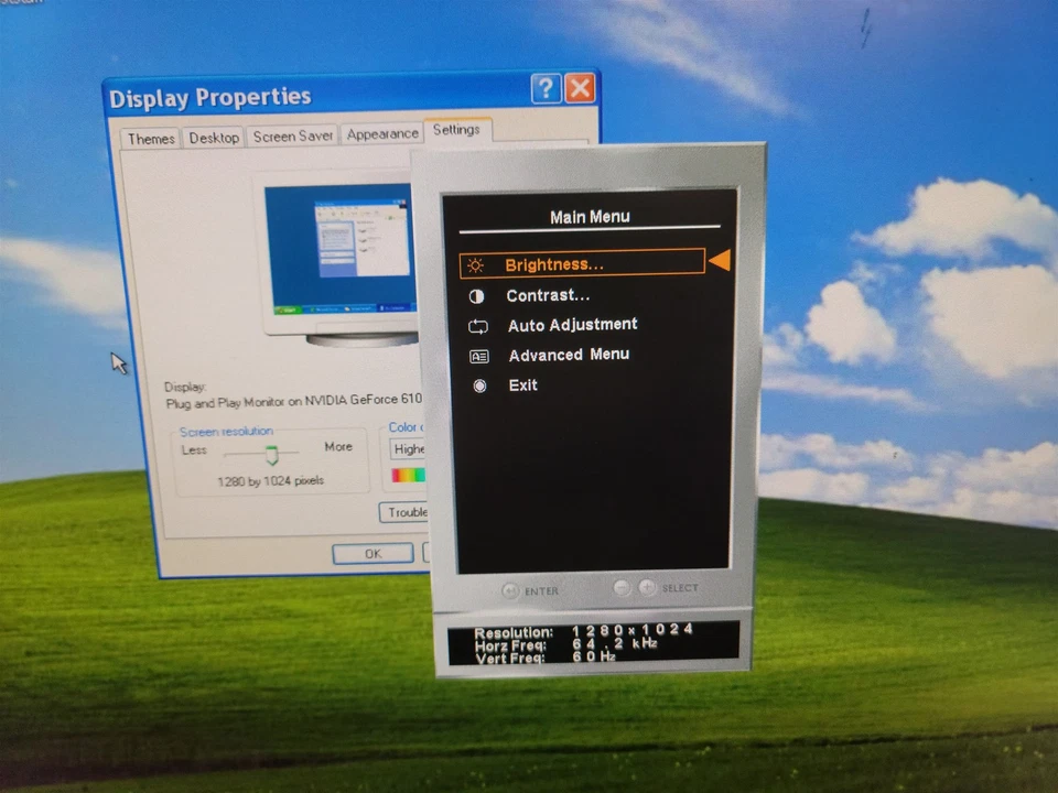 HP LP2065 LCD Monitor w/ Cables , small flaw, - tested w/pics - Image 2 of 4