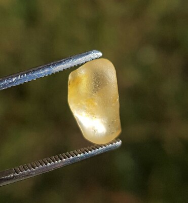 Saphir brut jaune du Sri Lanka 3,30ct yellow sapphire unheated