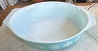 Pyrex Turquoise White Snowflake Oval Glass Casserole with Lid and Handle — photo 4