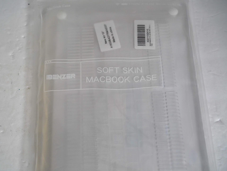 Funda de piel suave Ibenzer para portátiles MacBook Air 13" cristalina Foto 2 de 4