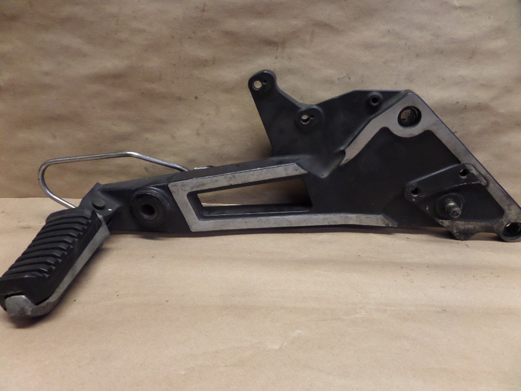 1986 KAWASAKI NINJA ZX 1000R REAR RIGHT FOOT PEG / MOUNTING