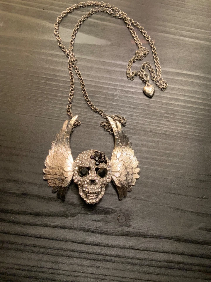 Cabeza de calavera plateada con alas Betsey Johnson Foto 4 de 4