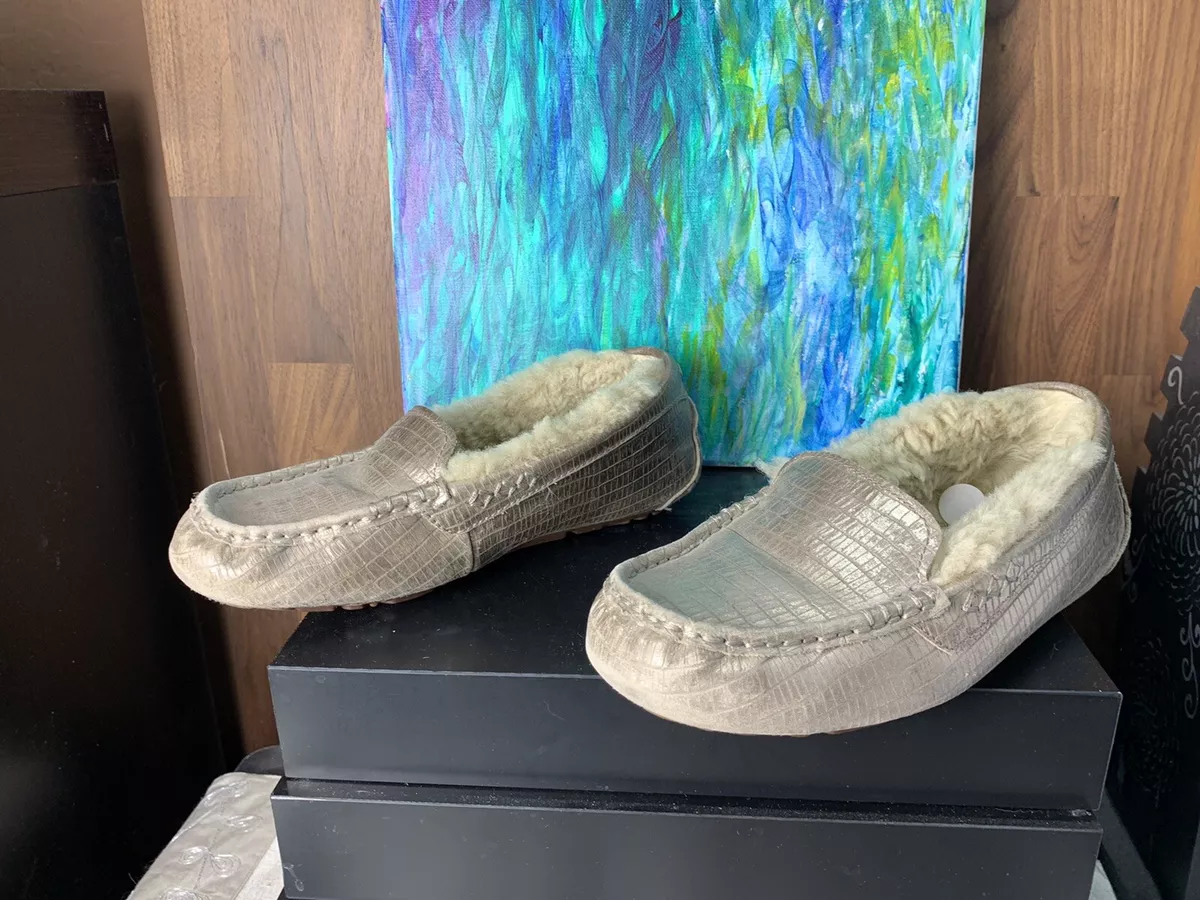 UGG WOMEN S 6 metallic shiny taupe textured sheepskin MOCCASIN