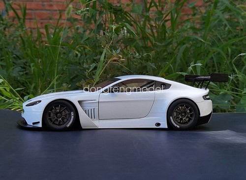 AUTOart 1/18 Scale Aston Martin Vantage V12 GT3 White Diecast Car Collection - Picture 4 of 7