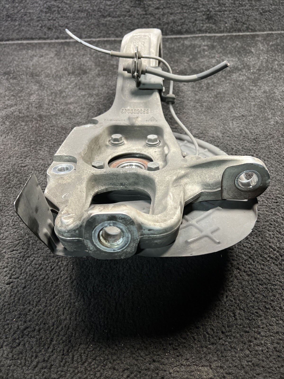 2017 Maserati Levante Front Right Spindle Knuckle Wheel Hub OEM 06700320520