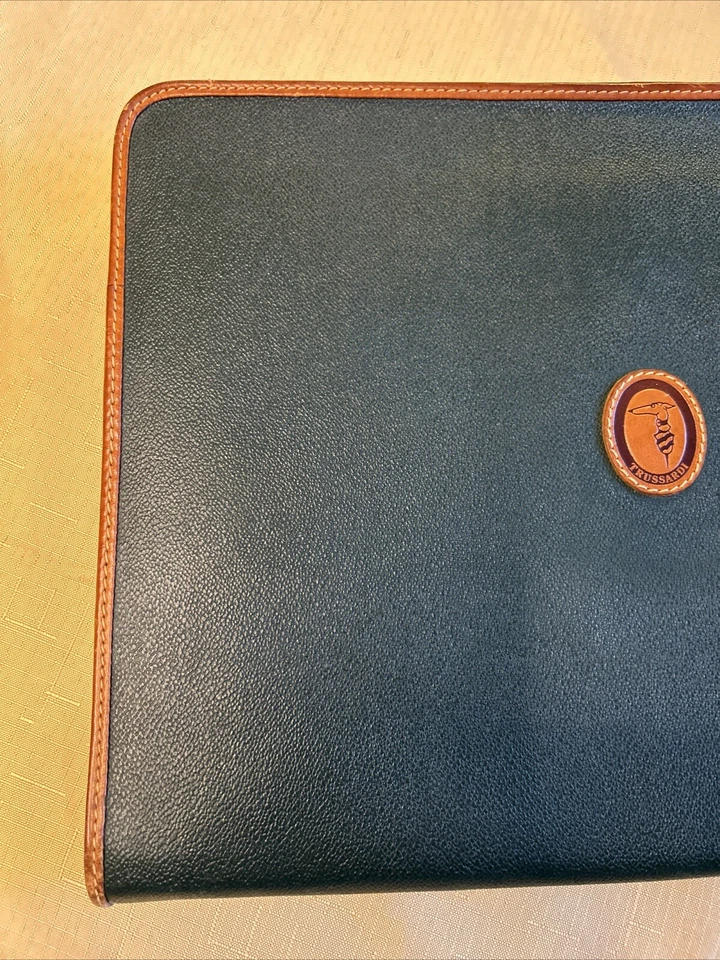 De colección. Bolsa de cuero de relleno portátil grande Trussardi ~rara~ para General Motors- Foto 2 de 4