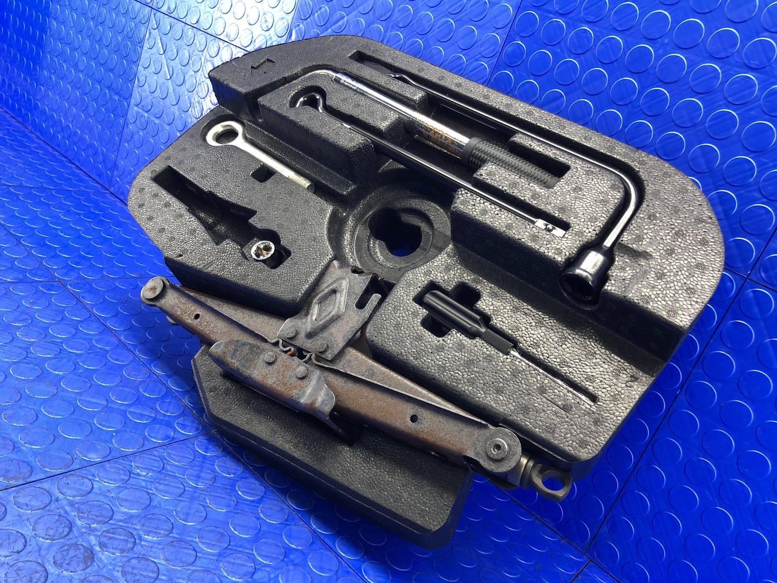 2017-2022 MASERATI LEVANTE OEM REAR TRUNK CARGO JACK TOOKS SET W/FOAM INSERT