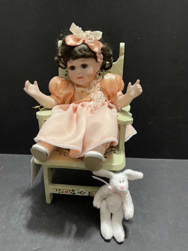 Marie Osmond Tiny Tot Doll 2362  Peach Color Dress With Mini Chair