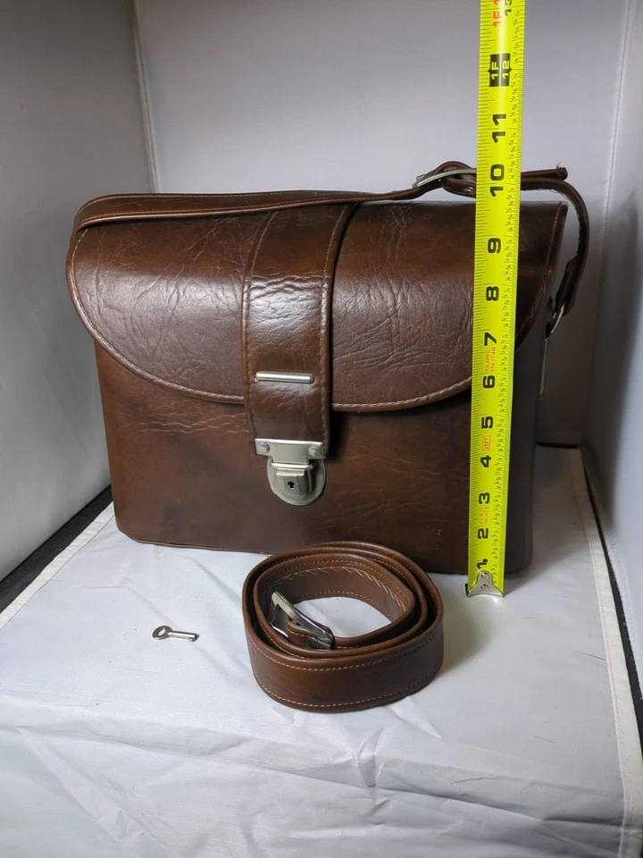 Bolso para Cámara Marsand Vintage Años 70 Marrón Vinilo Cuerpo Duro Retro Cinturón y Llave Foto 2 de 4