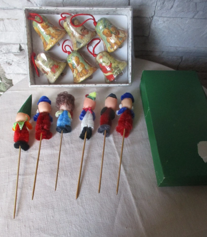 Lot  Ornements de Noël vintage BOITE 6  CLOCHES ET  6 GRANDS PIQUE EN CHENILLE - Photo 2/3