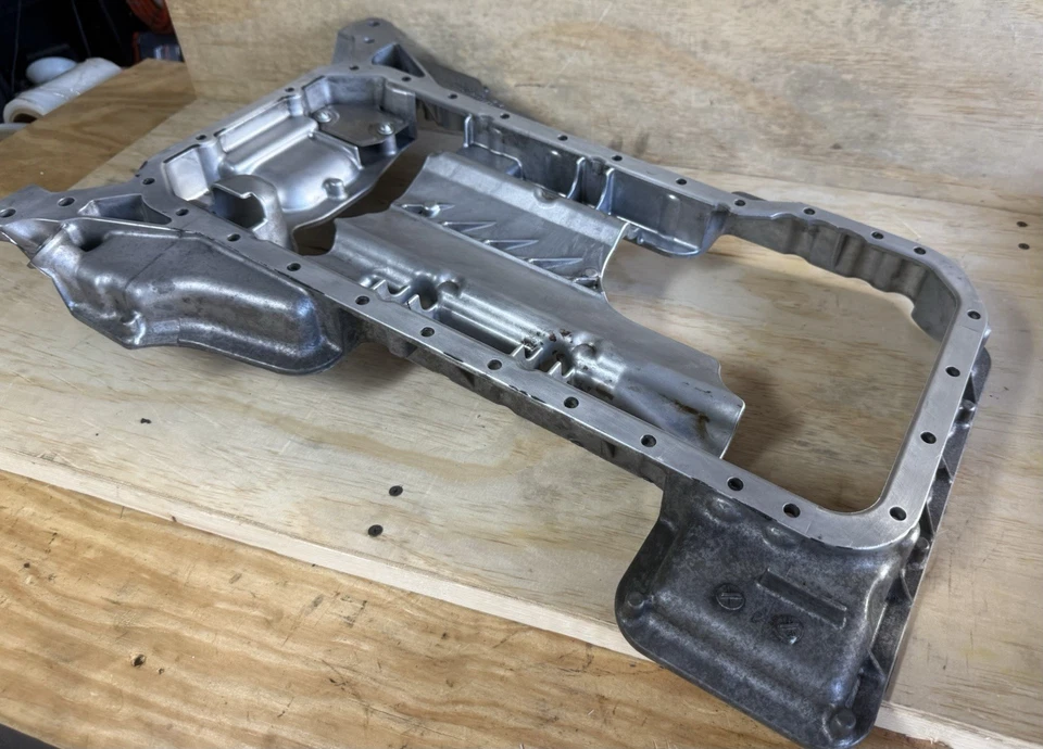 Верхний масляный поддон двигателя 03–06 Mercede R230 SL500 E500 CLK500 M113 1130141202 от оригинального производителя - Изображение 3 из 4