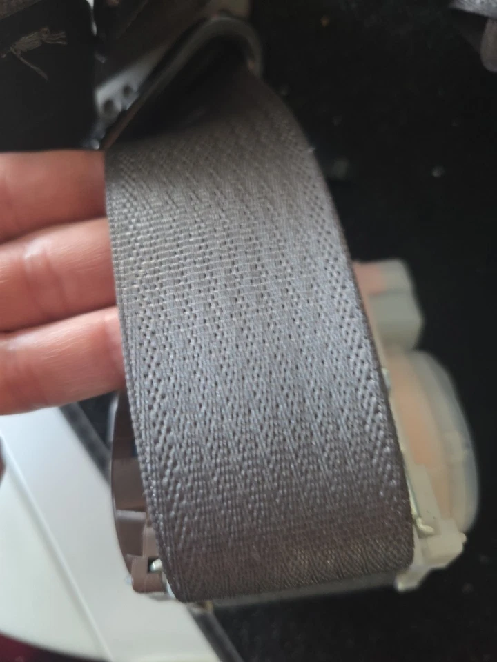 Chevrolet Malibu 2016-2019 cinturones de seguridad traseros los 3 marrón oscuro 84236741 OEM Foto 2 de 4