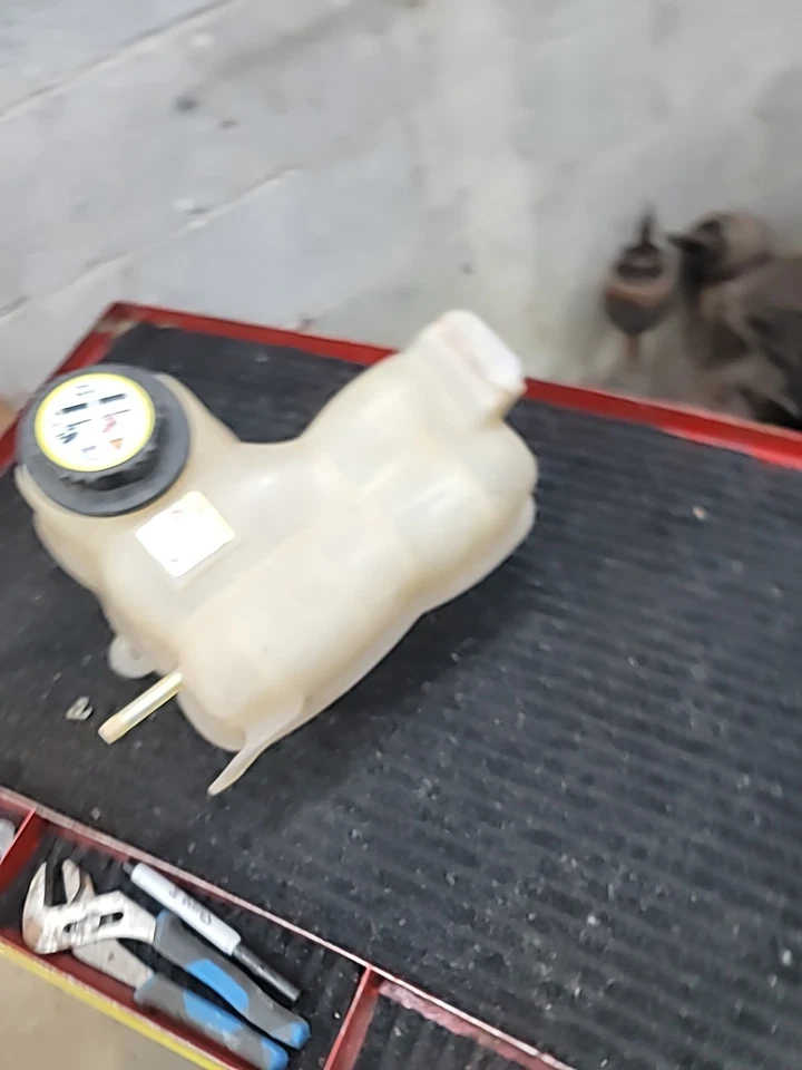 2004-2007 F150 4.6 Stx Coolant Overflow Bottle Container OEM (BIN 311) - Image 3 of 4