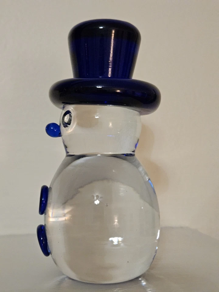 Pisapapeles muñeco de nieve de vidrio artístico Blenko con nariz y botones de sombrero azul cobalto Foto 3 de 4
