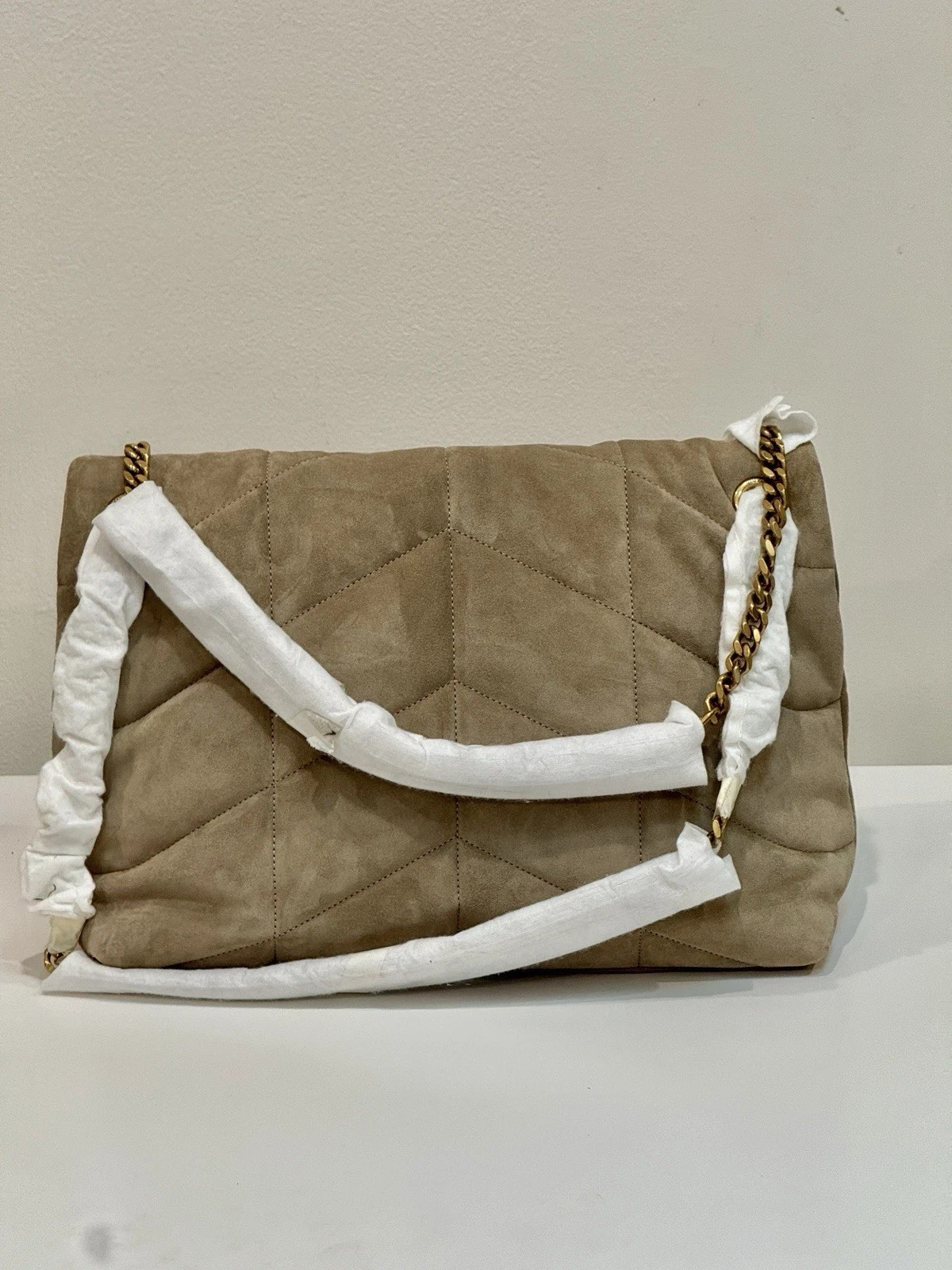 Borsa a tracolla media Saint Laurent Lou Puffer in camoscio trapuntato beige $3800