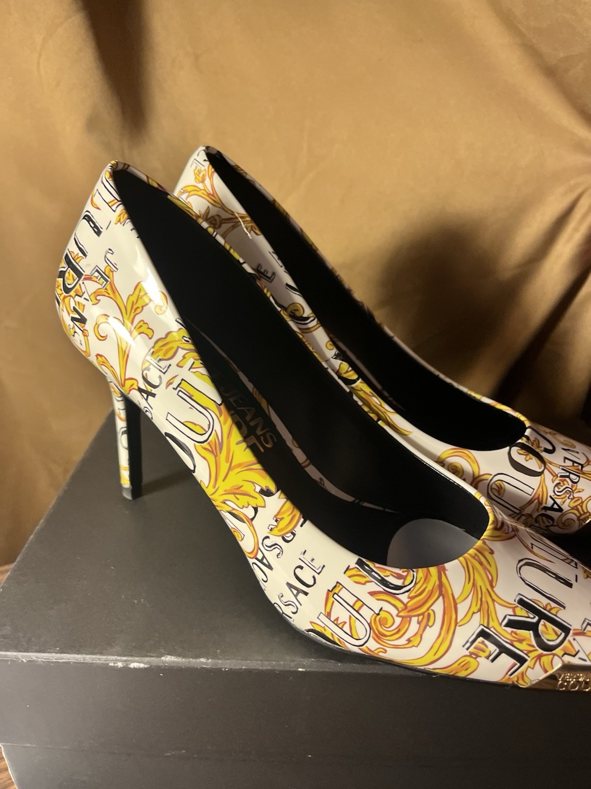 Versace Jeans Couture High Heel Medusa insignia Patent Leather Pumps EU 41/US 10 image 4