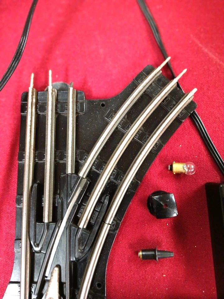 Lionel 022 Remote Controlled Switches, Left and Right Hand - Image 4 of 4