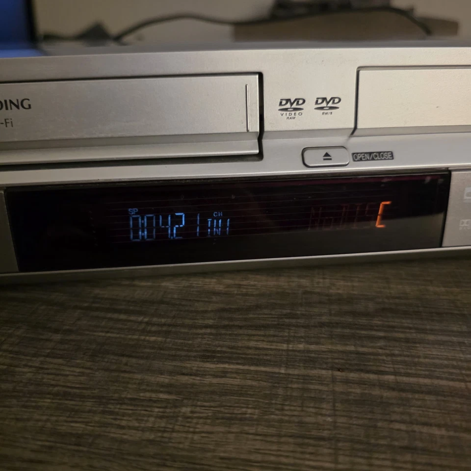 Panasonic DMR-ES30V VHS/DVD Recorder/Player Combo With Remote (SEE DESCRIPTION) - Image 2 of 4