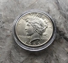 1935 SILVER PEACE DOLLAR IN BU CONDITION.