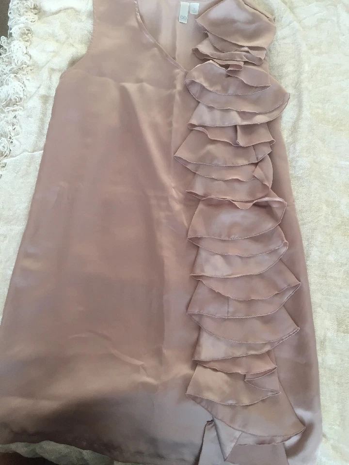 Vestido GO International Mediano Desnudo Rubor Volantes Panel Frontal Cambio Objetivo Foto 2 de 4