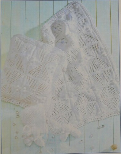 (B4) Baby Kinderwagen Decke Kissen Haube Booties Fäustlinge DK Strickmuster