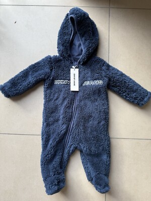 Brandneu mit Etikett DKNY Jeans Baby Schneeanzug Kinderwagen Alter 6-9 Monate marineblau flauschig weich Reißverschluss