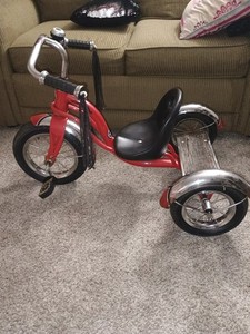 Radio Flyer Red Metal Tricycle Ride-On Toy, Chrome Handlebars & Fenders, 3-Wheel