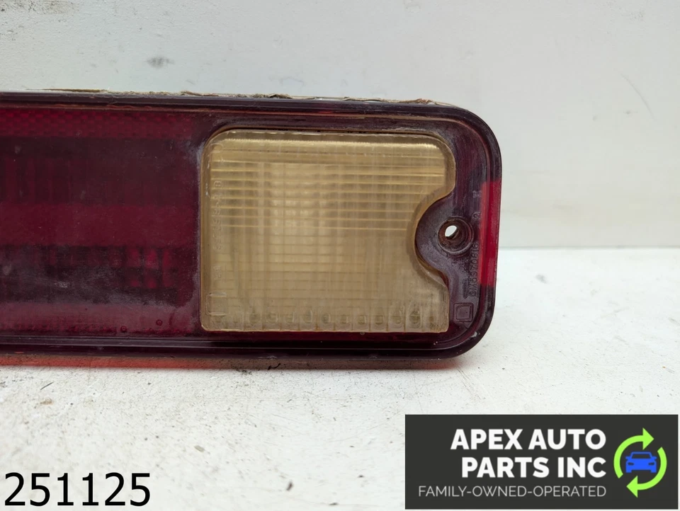 OEM 1979 Chevrolet El Camino 3.9L Tail Light Rear Brake Lamp Turn Signal - Imagem 2 de 4