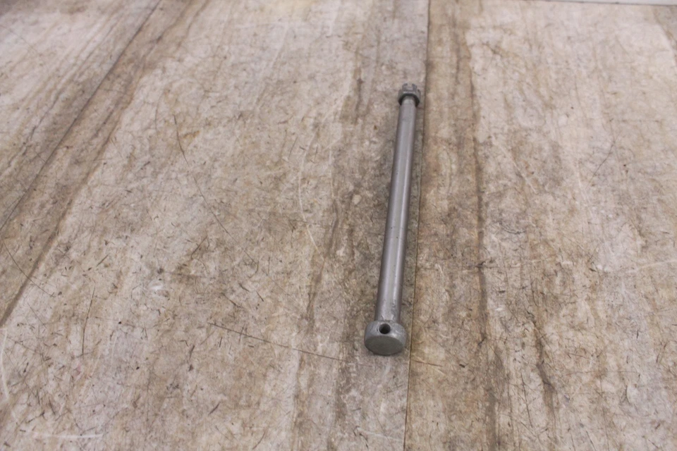 1980 SUZUKI GS450L Front Axle w/ Nut - Image 2 of 4