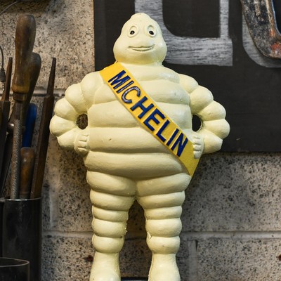 Gusseisen handbemalt ''Michelin Mann'' Skulptur Ornament Geschenk - 45 cm