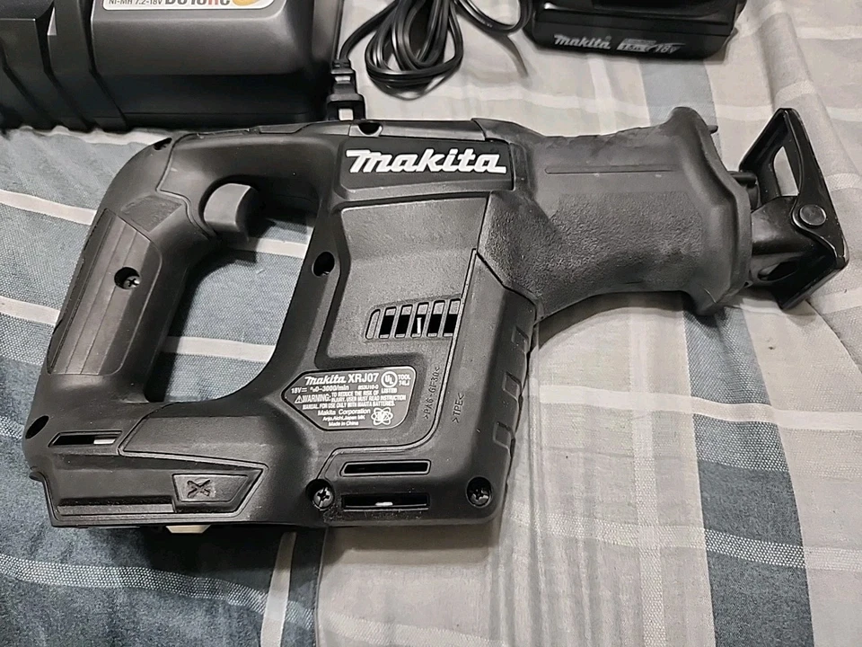 Makita XRJ07 HACKZALL 18V LXT Sub-Compact Recipro Saw Kit (1.5Ah) BATTERY CHARGE - Image 4 of 4