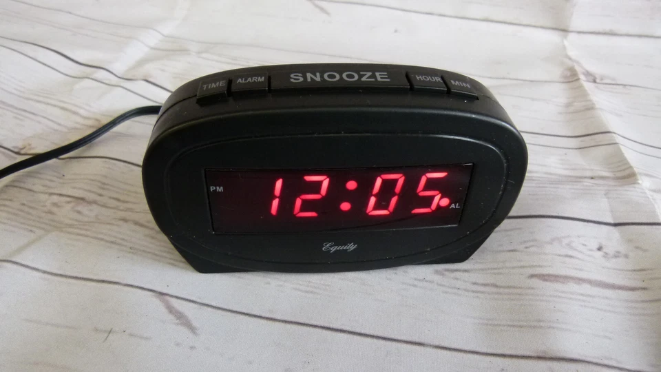 Reloj despertador digital eléctrico con pantalla LED roja Equity 30228 Foto 3 de 4