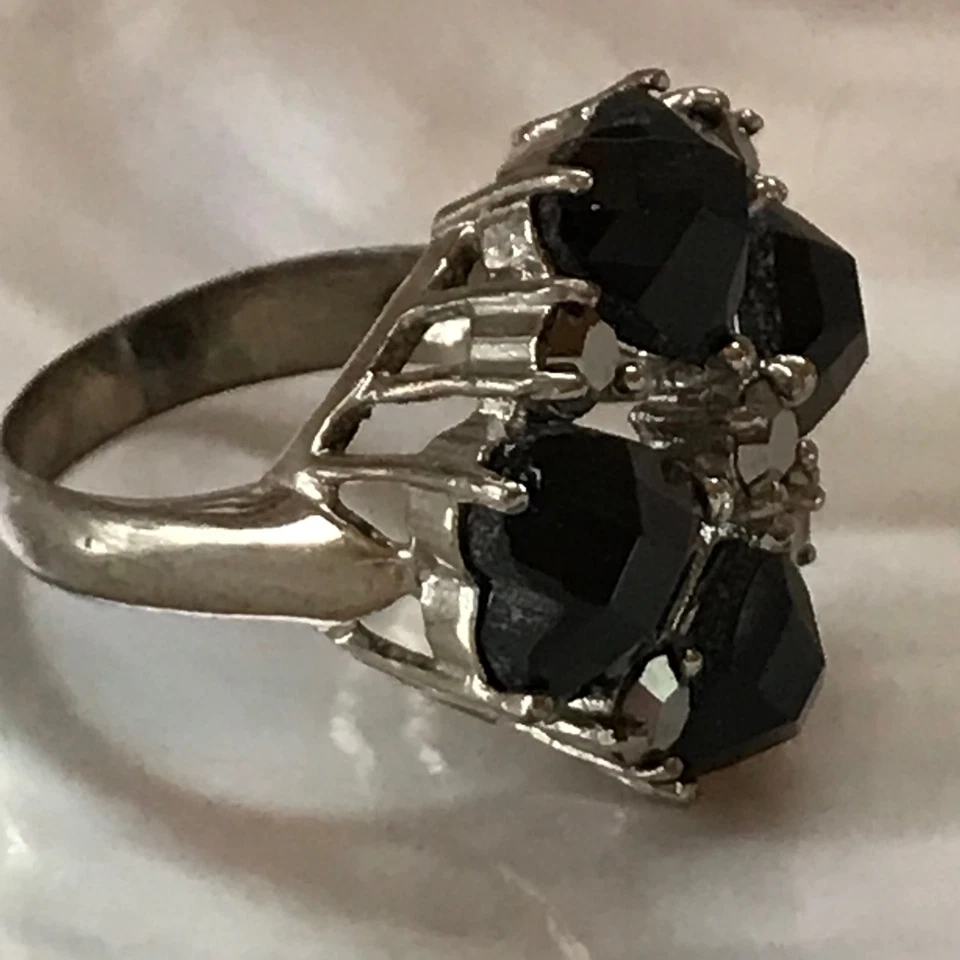 Cabinas de corazón de plástico facetado negro grande Estate con detalles de diamantes de imitación gris flor Foto 2 de 4