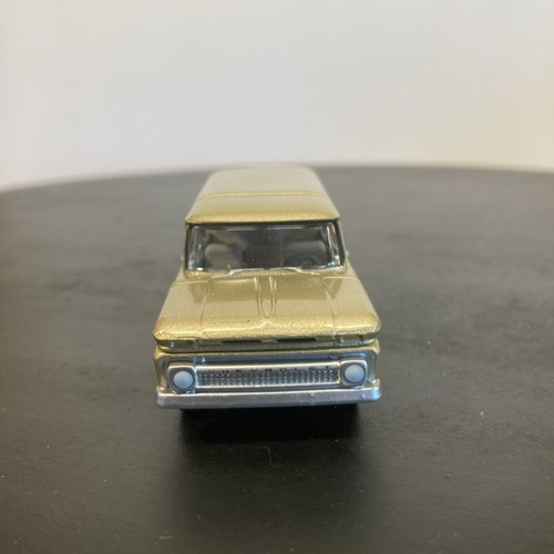 Auto World 1966 Chevy Suburban Sattel lose Maßstab 1:64 - Bild 2 von 7