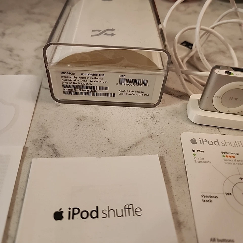 Apple iPod Shuffle Bundle 2nd Generation Silver A1204 1GB Tested & Works - Image 4 of 4