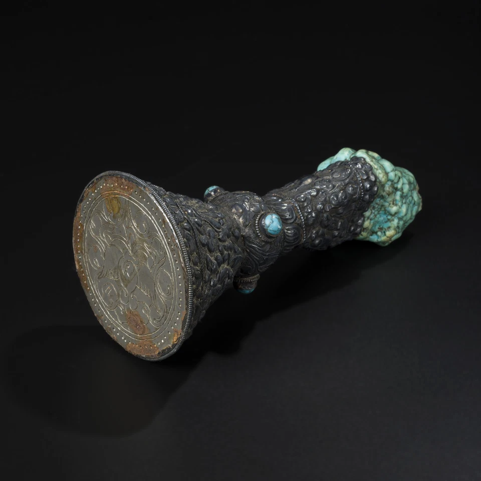 Estampilla de templo budista plateada con motivo floral de pájaros decorados turquesa tibetana Foto 4 de 4