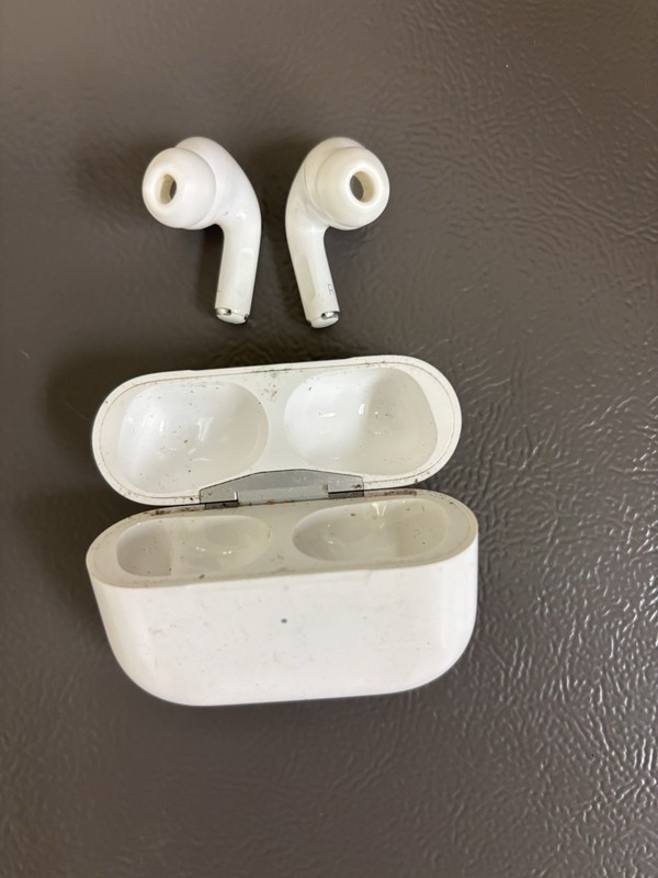 Apple AirPods Pro Headphone Set FOR PARTS OR REPAIR