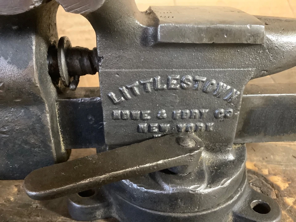LITTLESTOWN HARDWARE & FOUNDRY #112 ANTIQUE SWIVEL BASE BENCH VISE USA EARLY ERA - Image 2 of 4