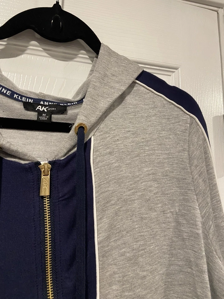 Jaqueta de atletismo Ann Klein tamanho M com zíper completo com capuz cinza listra azul marinho elástica macia nova com etiquetas - Imagem 2 de 4