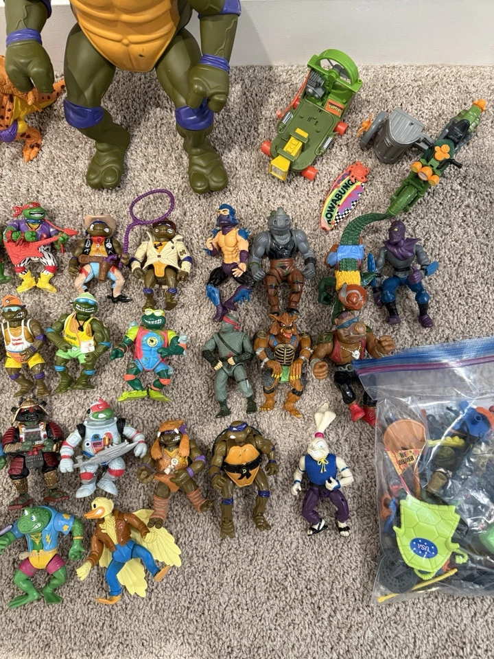 Lote de colección TMNT - 35 figuras + gigante 12” Donatello, armas, vehículos 1988-1995 Foto 3 de 4