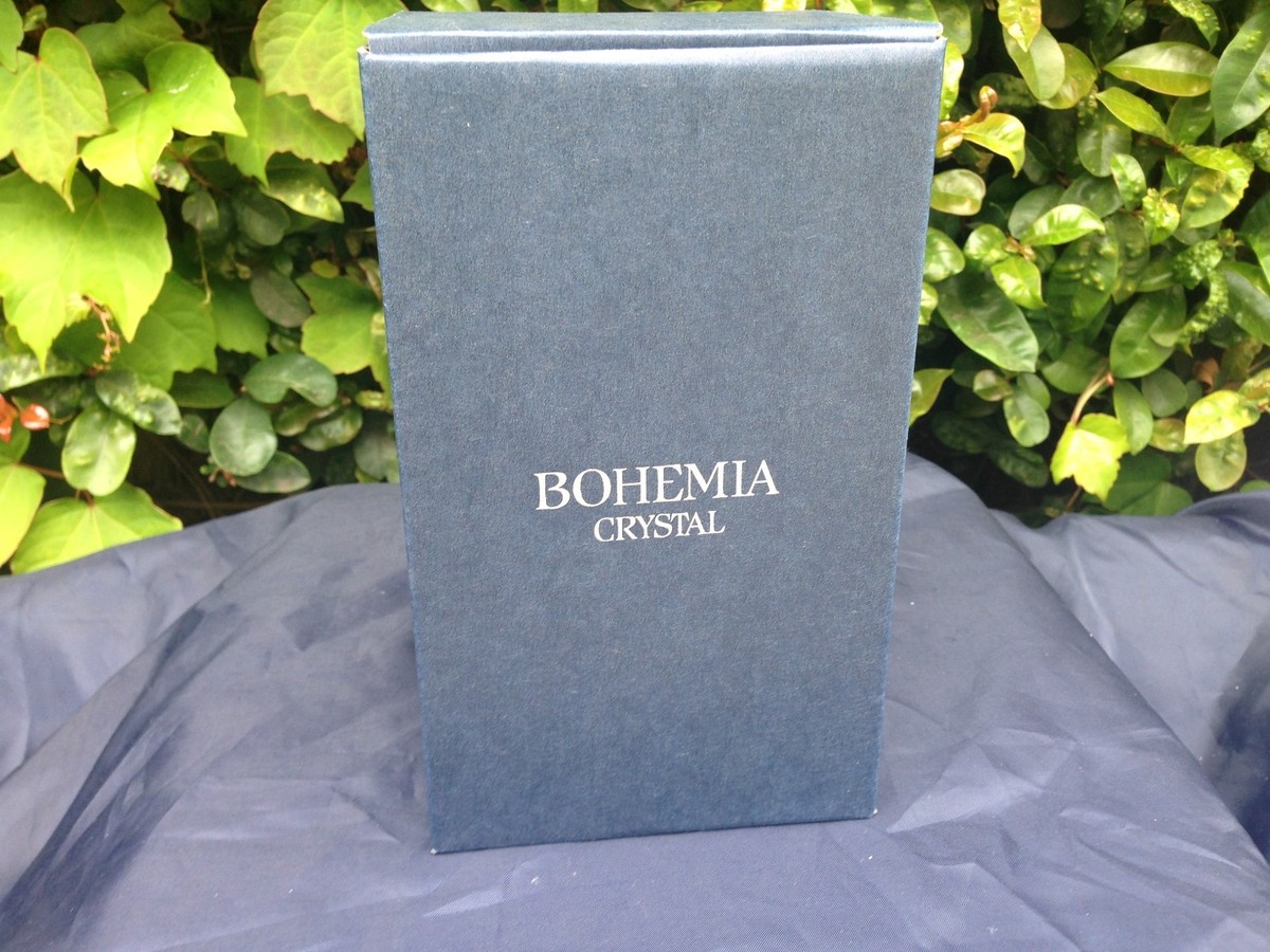 L.W.C.−Love To Share（Crystal Bell 01) BOHEMIA QUEEN LACE HAND CUT 24% LEAD CRYSTAL BELL 6