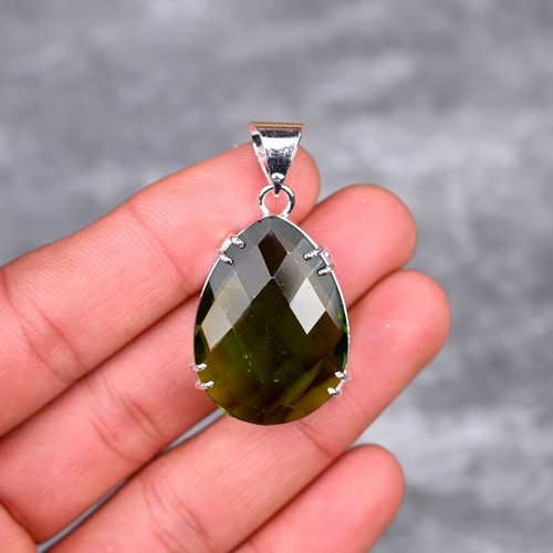 Pendentif Cœur Péridot Vert – Pierre Précieuse Faite Main, Plaqué Argent, Cadeau Romantique