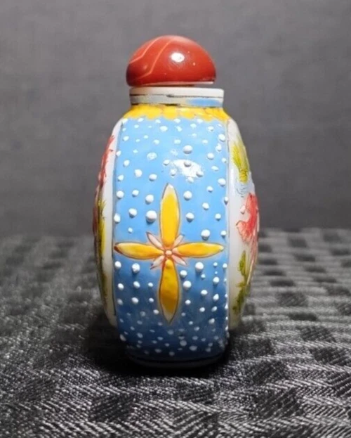 Botella de tabaco bellamente pintada de peces amarillos y negros Foto 3 de 4