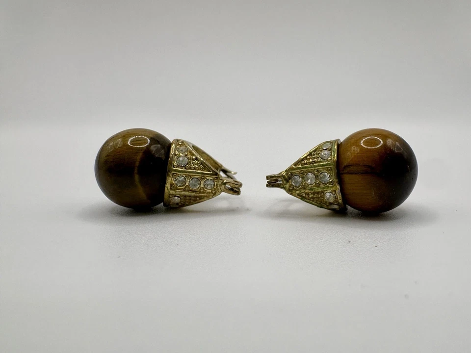 Pendientes Huggie de piedras preciosas ojo de tigre tono dorado estrás Foto 3 de 3
