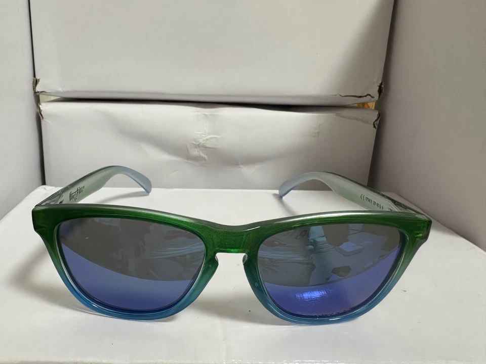 Oakley Frogskins Like Sunglasses, Green Green Polarized Unisex Sunglasses - Image 2 of 4