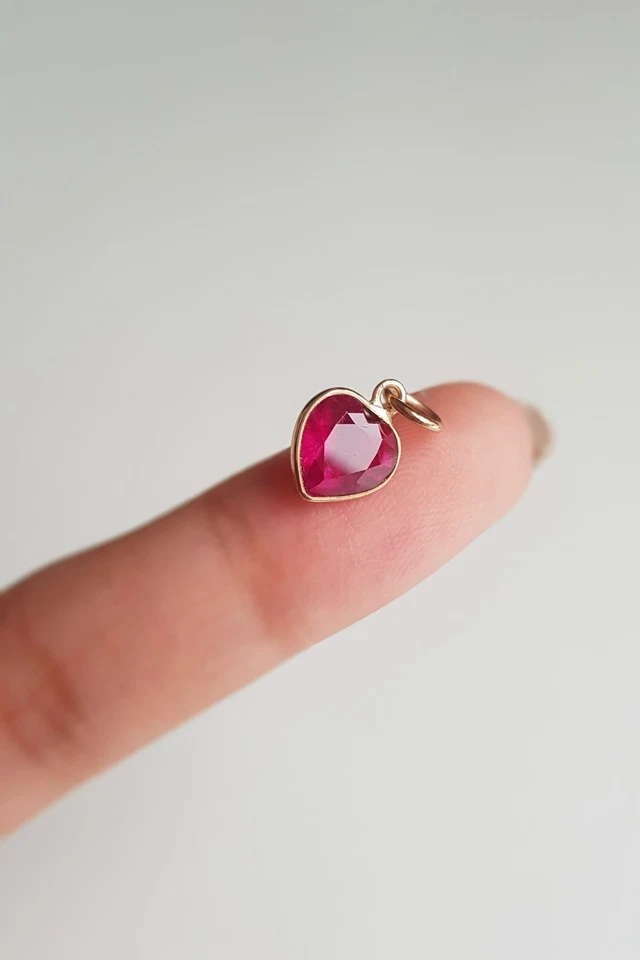 Collar hecho a mano colgante de piedras preciosas naturales con dije de rubí rojo corazón oro macizo de 18k Foto 3 de 4