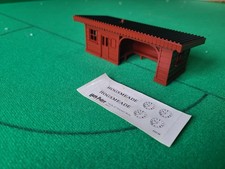 Hornby R.500 platform waiting room red oo guage railway layout Harry Potter etc 