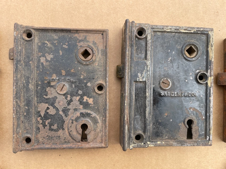 EXCELENTE Lote a Granel de (10) Travas Antigas de Aro de Porta Ferro Fundido, Montadas na Superfície - Imagem 3 de 4