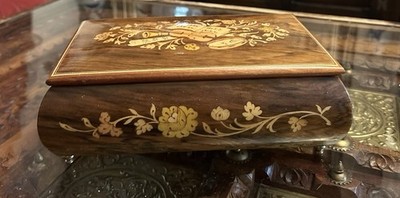 Vintage Isle of Capri italienische Spieluhr aus Holz mit Intarsien und rotem Futter
