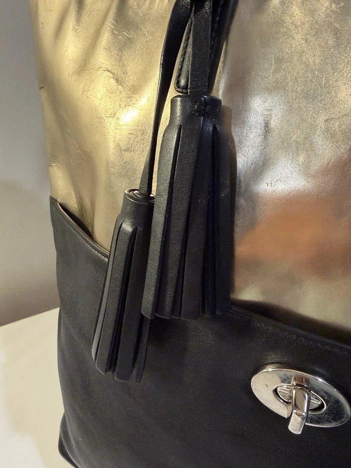 Bolso de Mano Coach Cuero Negro y Dorado #26560 Foto 2 de 4